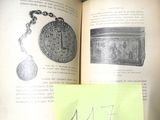un livre ouvert sur lequel figure l'image d'une pièce de monnaie