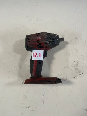 une perceuse posée sur une table