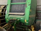 un tracteur garé à l'intérieur d'un bâtiment