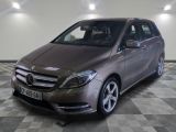 la classe b de la mercedes est garée sur un sol en damier