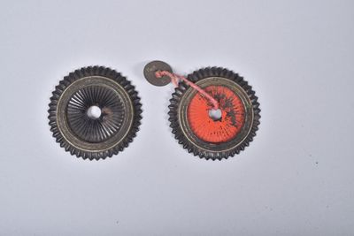 deux boutons fixés l'un à l'autre sur une surface blanche
