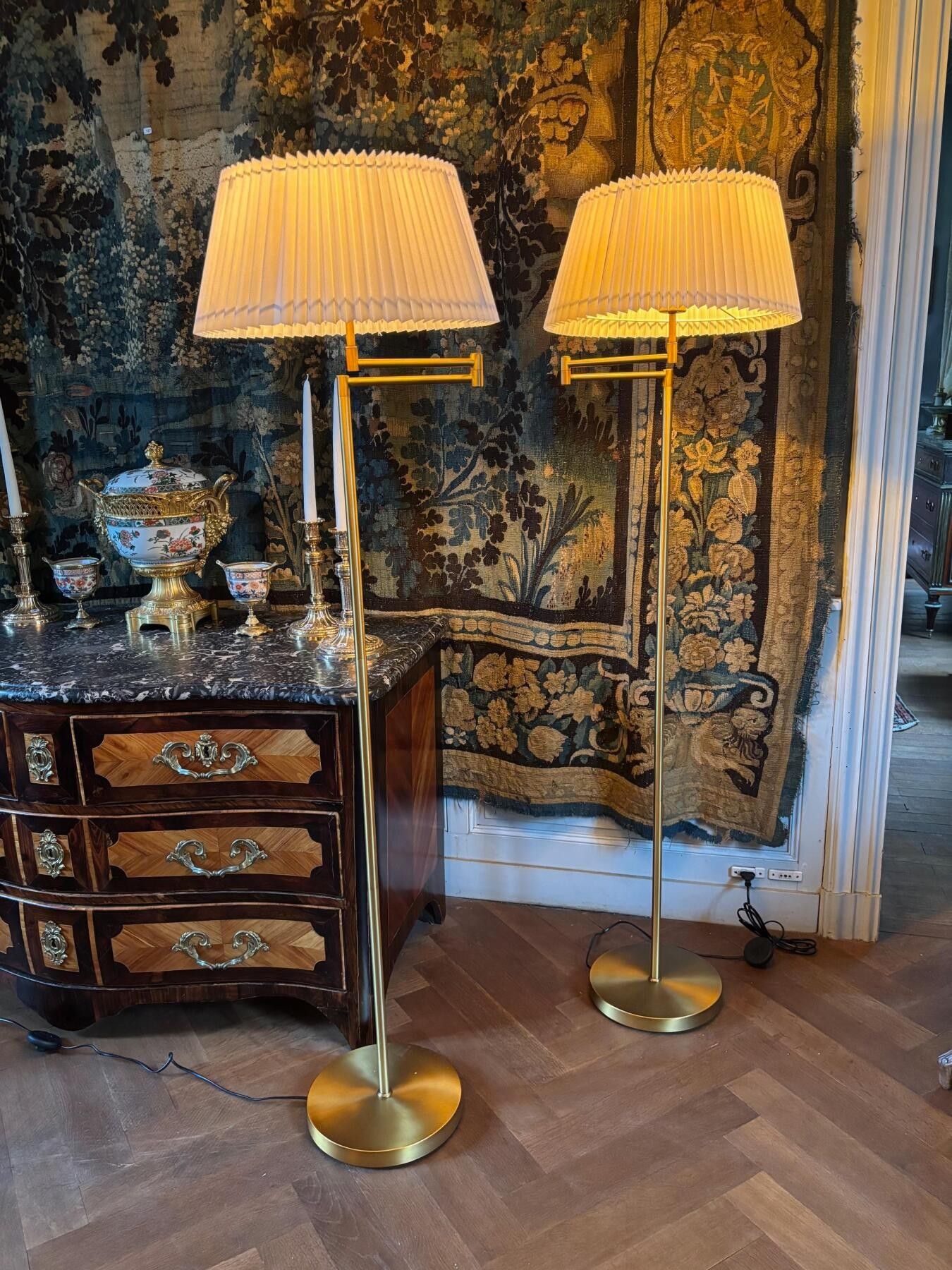 PAIRE DE LISEUSES en métal doré avec bras de lumière déplian…