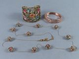 beaucoup de bijoux posés sur la table