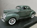 une maquette de voiture écologique posée sur un socle noir