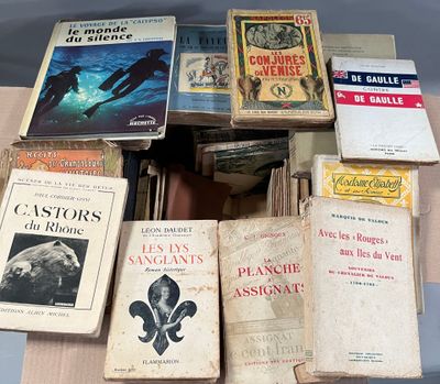 plusieurs livres sont empilés sur une table