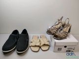 trois paires de chaussures pour femmes et une boîte à chaussures