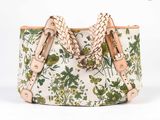 une image représentant un sac à main blanc orné de fleurs vertes et blanches