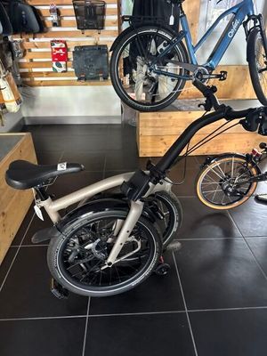 un vélo posé par terre dans un magasin