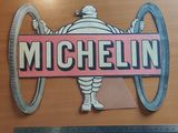 une pancarte sur laquelle est écrit « Michel » accrochée au mur à côté d'une règle