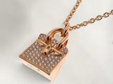 un gros plan d'un collier muni d'un fermoir sur une chaîne