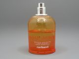 une bouteille contenant un liquide orange posée sur une table