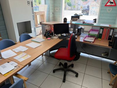 un bureau avec une chaise et un ordinateur dessus