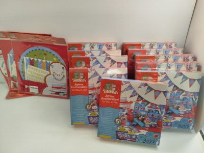 de nombreuses boîtes de jouets pour enfants posées sur une étagère