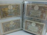 trois types différents de billets de banque dans une vitrine