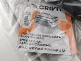 un sac en plastique posé sur une table