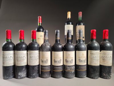 plusieurs bouteilles de vin sont alignées sur une table