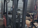 un chariot élévateur garé devant un garage