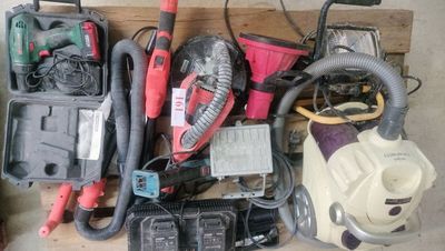 un tas d'outils posés sur une palette