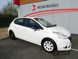 la petite voiture blanche est garée devant un bâtiment