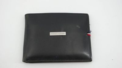 un portefeuille en cuir noir muni d'une étiquette avec un nom