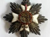 une broche en forme d'étoile ornée d'une étoile rouge et blanche