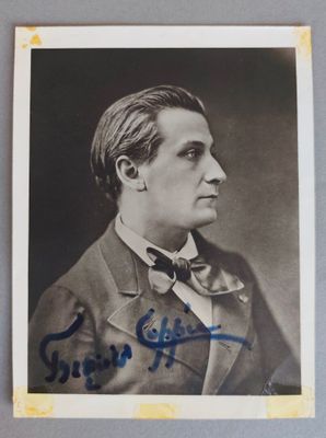 une photo en noir et blanc d'un homme en costume et nœud papillon
