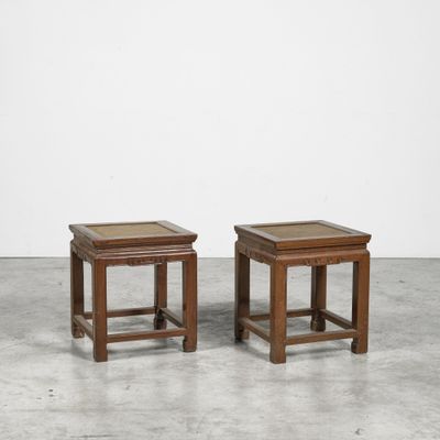 une paire de petites tables en bois avec des plateaux en verre