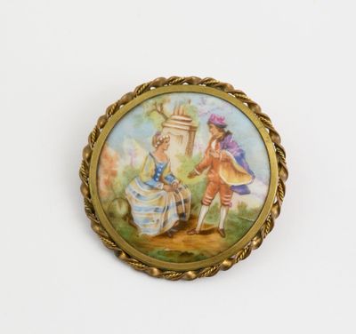 Broche ronde en métal doré ornée d'une miniature sur porcela…