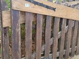 une clôture en bois sur laquelle est accrochée une pancarte