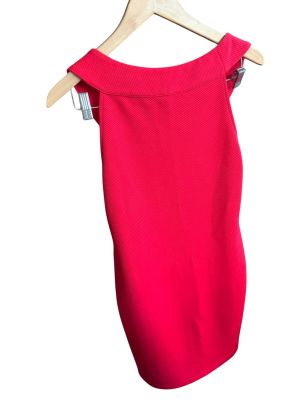 une robe rouge suspendue à un cintre sur fond blanc
