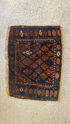 une photo d'un tapis accroché au mur d'une pièce