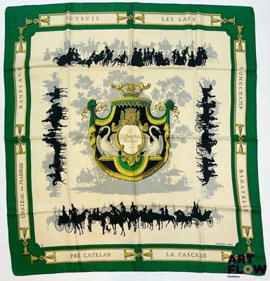 un gros plan sur une écharpe verte et blanche ornée d'un blason