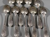 beaucoup de cuillères et de cuillères-cuillères sur la table