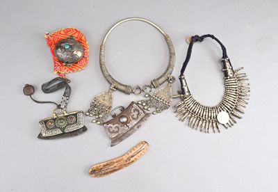 beaucoup de bijoux posés sur la table