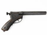gros plan d'un pistolet sur une surface blanche