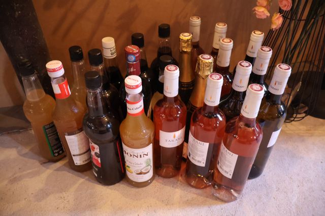Stock de boissons : vin, bière, sirop, jus de fruit.