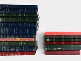 plusieurs livres sont empilés sur une table