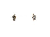 deux boucles d'oreilles en diamant noir et blanc sur fond blanc