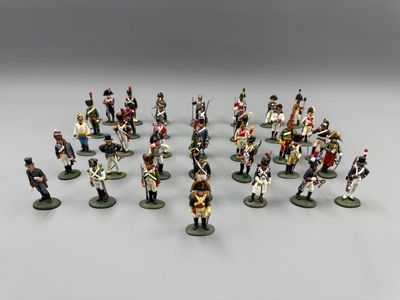 un gros plan sur un groupe de petits soldats posés sur une surface blanche