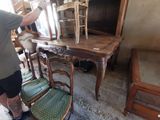 un homme debout à côté d'une table et d'une chaise