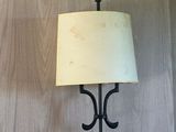 une lampe accrochée au mur de la pièce
