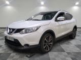 une Nissan QX-V blanche garée sur un sol à damier