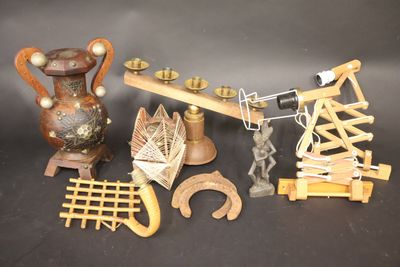 Lot hétéroclite d'objets décoratifs en bois notamment deux l…