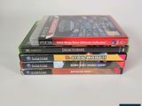 trois DVD empilés les uns sur les autres sur une table