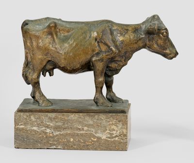 statue d'une vache posée sur un socle en marbre, sur fond blanc