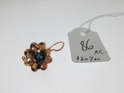 un gros plan d'une petite fleur à laquelle est attachée une étiquette