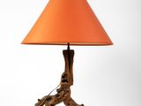 une lampe en bois munie d'un abat-jour rouge