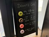 un tableau noir orné de beignets, placé devant une porte