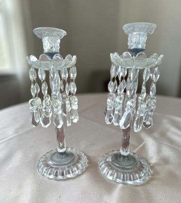 BACCARAT (signe). Paire de bougeoirs associant cristal et mé…
