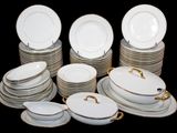 beaucoup d'assiettes empilées les unes sur les autres